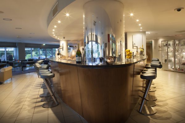 Captain's Hotel & Spa bar