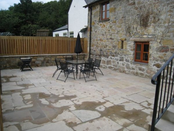 Private patio - Bed & Basket